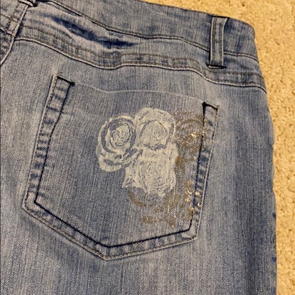 Baccini Cropped Jeans - Picture 5 of 13